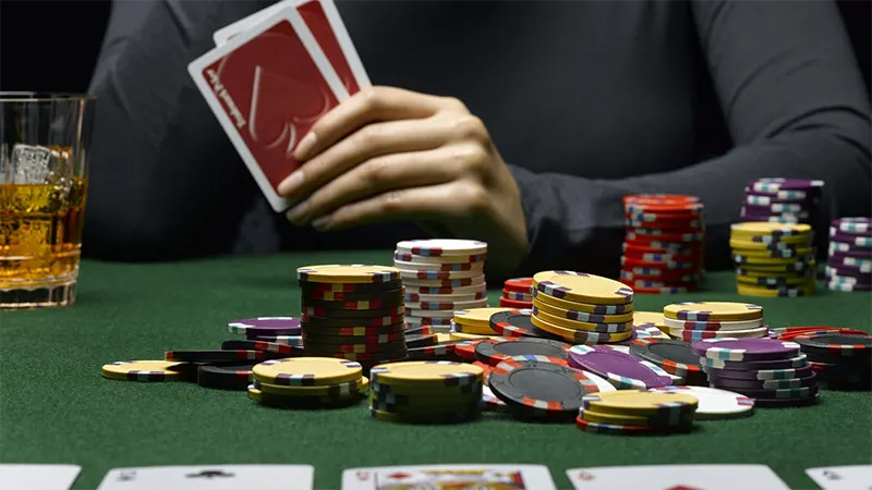 Trong thế giới phức tạp của poker, nơi mà kỹ thuật và chiến thuật chơi game luôn được đề cao